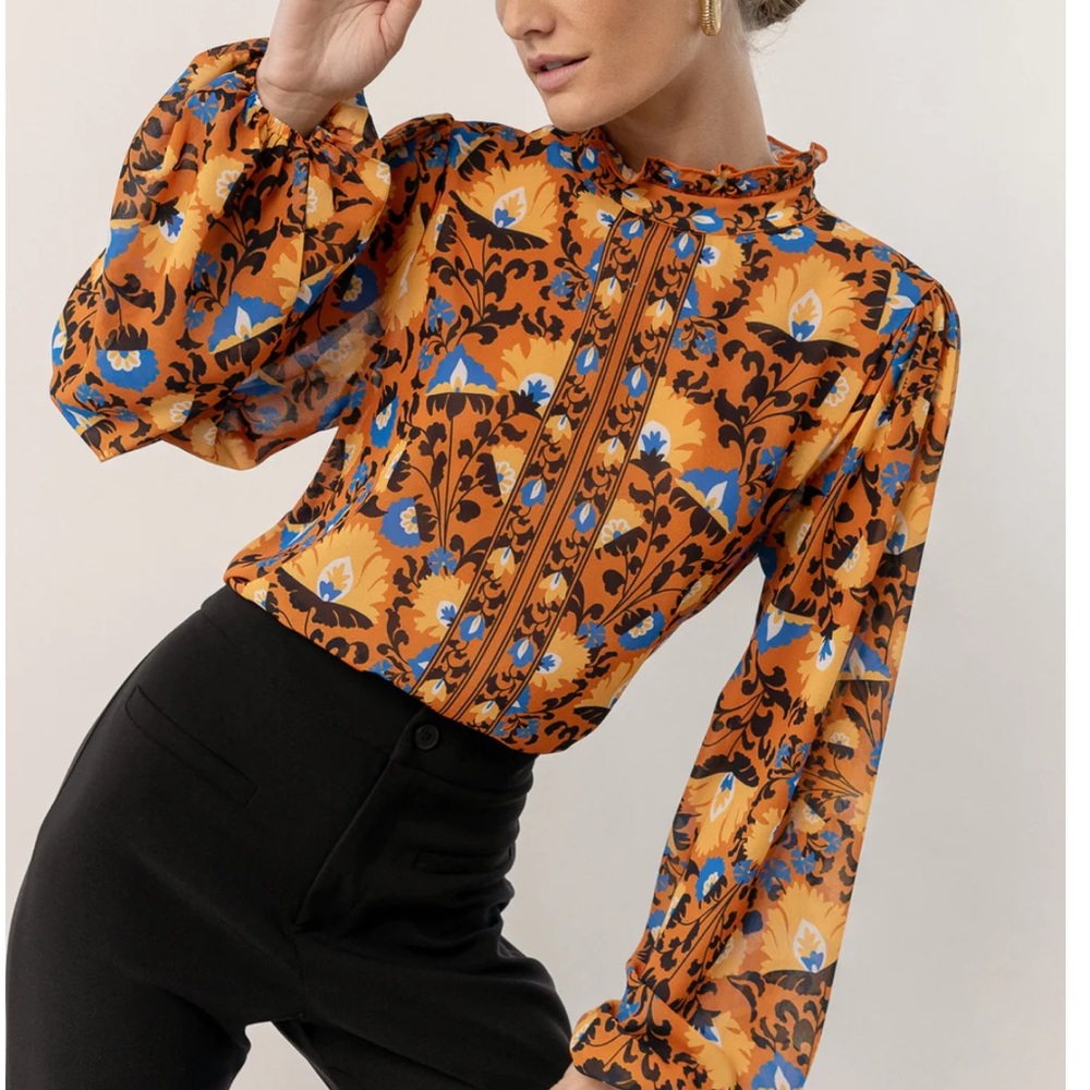 Flying tomato ace floral top size medium